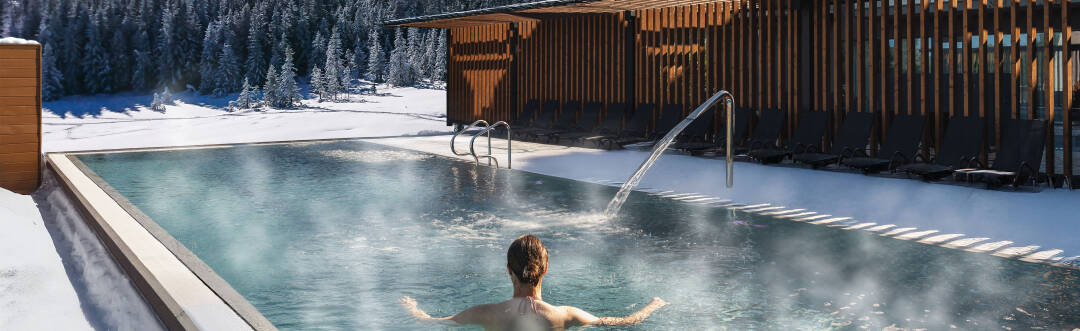 Exklusiva termiska pooler, både inomhus och utomhus, som är öppna året runt och erbjuder avkoppling och hälsofördelar.