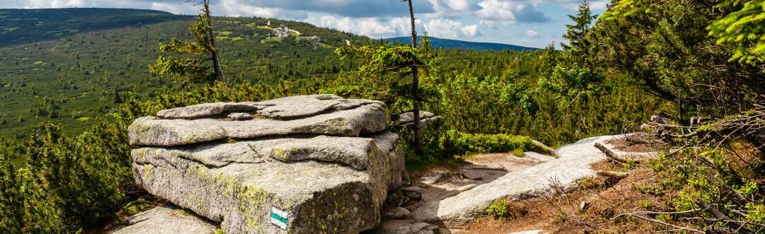 Atemberaubende Berglandschaft im Riesengebirge, in der Nähe von Nationalparks und Skigebieten.