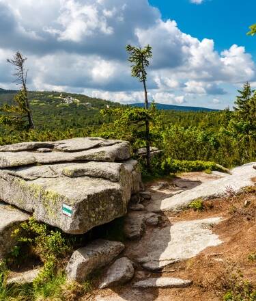 Atemberaubende Berglandschaft im Riesengebirge, in der Nähe von Nationalparks und Skigebieten.