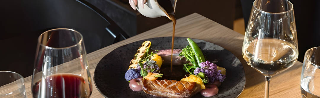 Freuen Sie sich auf mehrere erstklassige Restaurants, darunter italienische Küche und eine lebhafte Tapas-Bar.