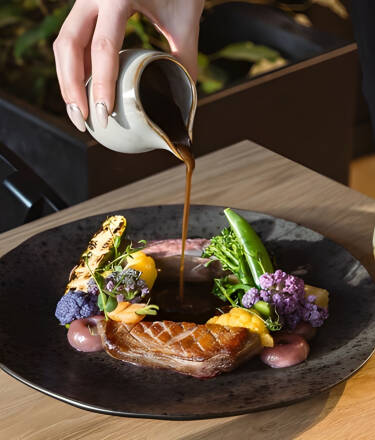 Freuen Sie sich auf mehrere erstklassige Restaurants, darunter italienische Küche und eine lebhafte Tapas-Bar.