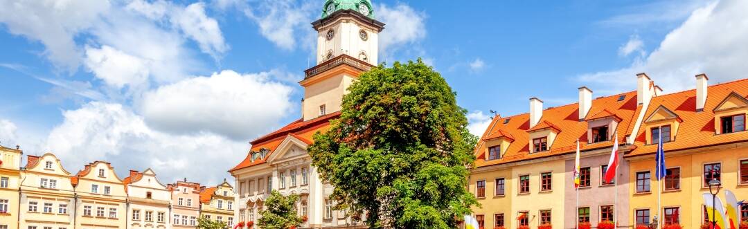 Besuchen Sie die historische Stadt Jelenia Góra und entdecken Sie ihre charmanten Gassen und ihr kulturelles Erbe.
