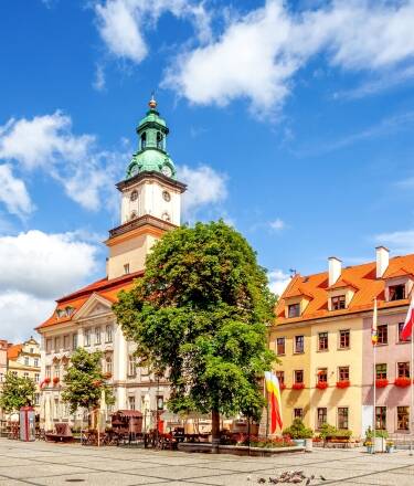 Besök den historiska staden Jelenia Góra och utforska dess charmiga gator och kulturarv.