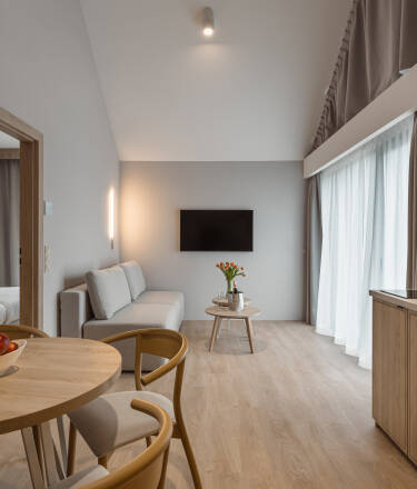 Book et af de dejlige værelser med designermøbler, komfortable senge og aircondition.