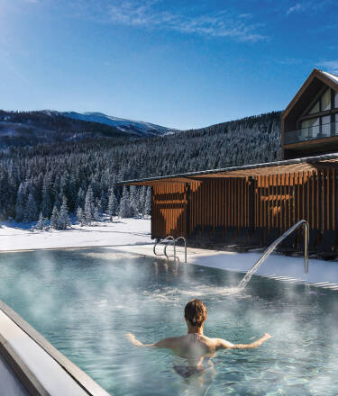 Exklusiva termiska pooler, både inomhus och utomhus, som är öppna året runt och erbjuder avkoppling och hälsofördelar.
