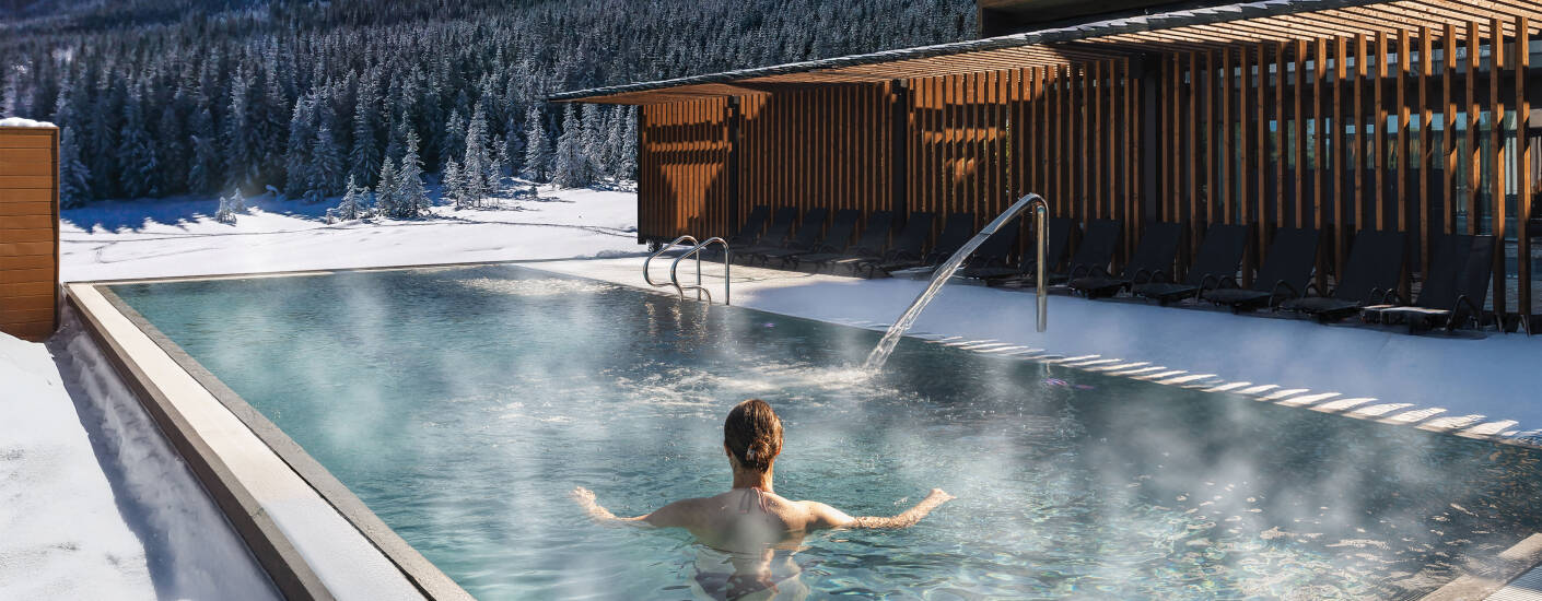 Exklusive, ganzjährig geöffnete Thermalbecken im Innen- und Außenbereich bieten wohltuende Entspannung und gesundheitliche Vorteile.