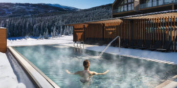 Exklusiva termiska pooler, både inomhus och utomhus, som är öppna året runt och erbjuder avkoppling och hälsofördelar.