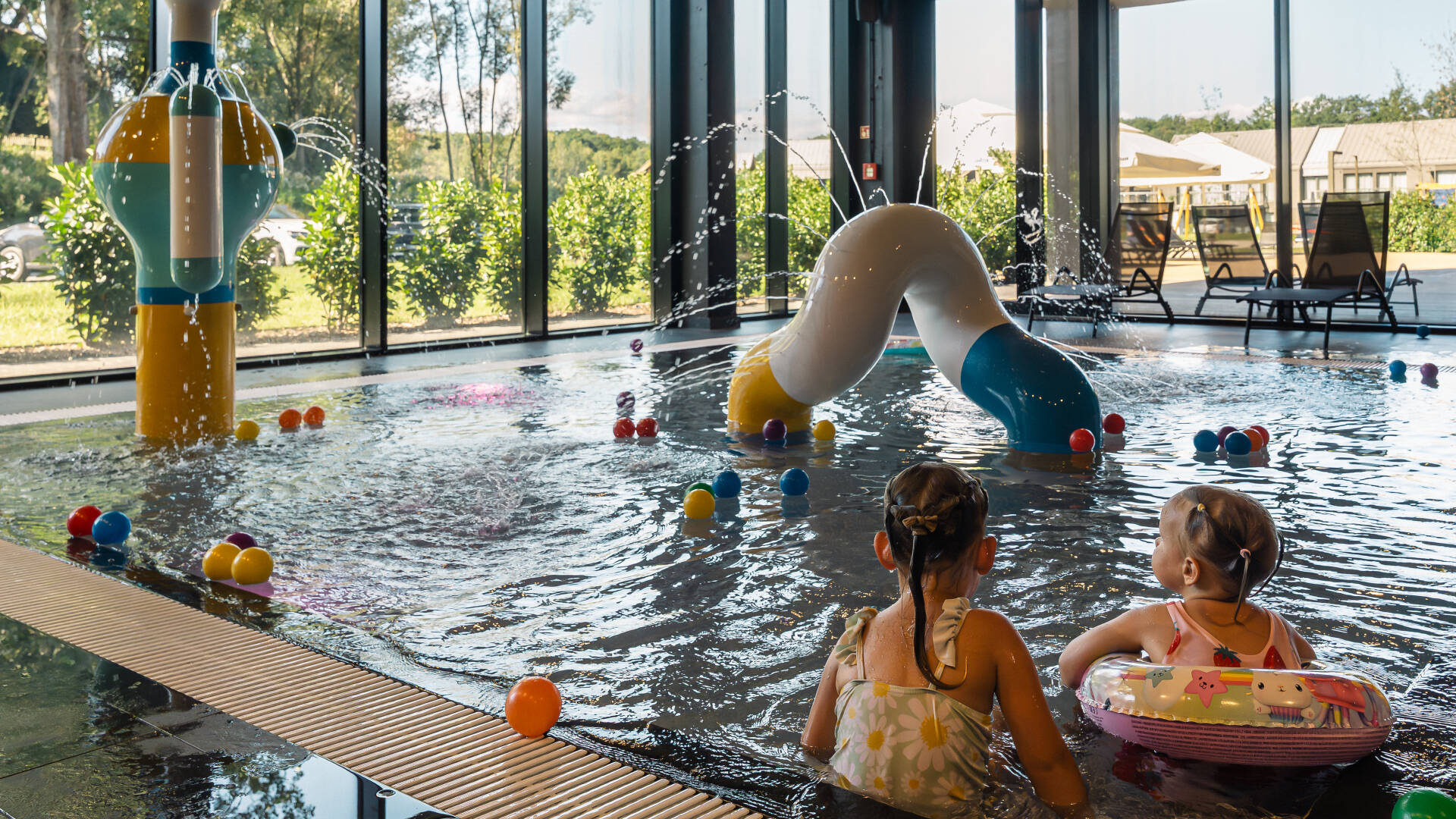 Pooler, haver og legerum gør dette hotel velegnet til unge gæster.