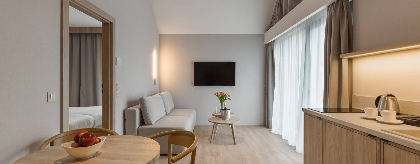 Book et af de dejlige værelser med designermøbler, komfortable senge og aircondition.