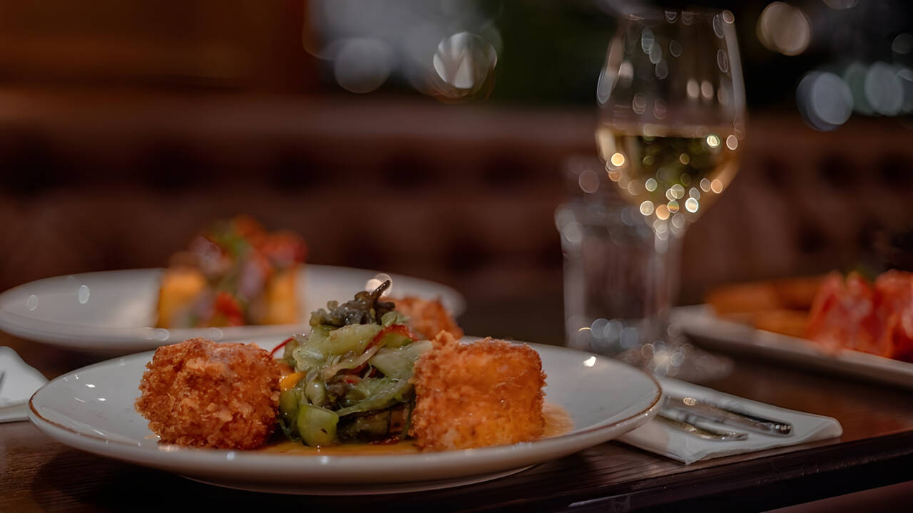 Britisk inspireret gastropub med solide retter samt stort udvalg af øl og whisky.