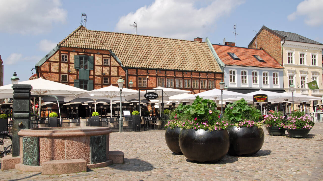 Gå til Lilla Torg og oppdag kafeer og historiske bygninger.