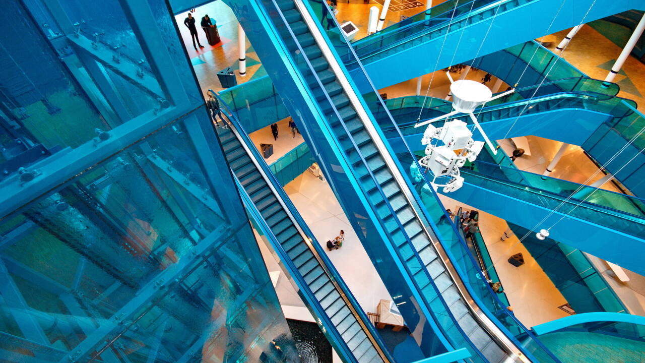 Oplev et bredt udvalg af butikker i det moderne Emporia Shoppingcenter.