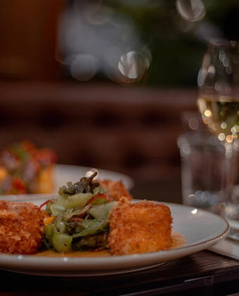 Britischer Gastropub mit herzhaften Gerichten sowie einer großen Auswahl an Bier und Whisky.
