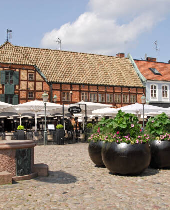 Spazieren Sie zum Lilla Torg und entdecken Sie Cafés und historische Gebäude.