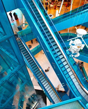 Vielfältige Einkaufsmöglichkeiten im nahegelegenen Emporia Shopping Center.