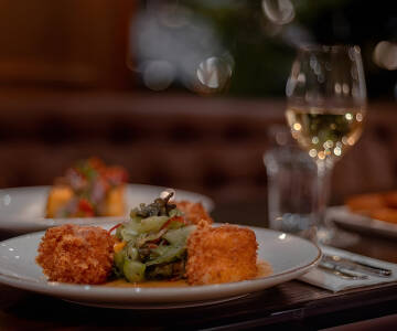 Britisk inspireret gastropub med solide retter samt stort udvalg af øl og whisky.