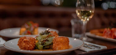 Britisk-inspirert gastropub med smakfulle retter og et stort utvalg øl og whisky.