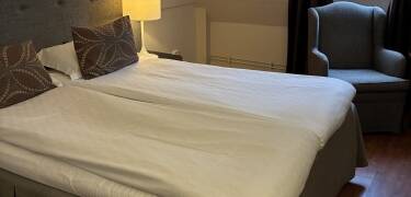 Wohnen Sie in komfortablen und stilvollen Zimmern mit entspannter Atmosphäre.