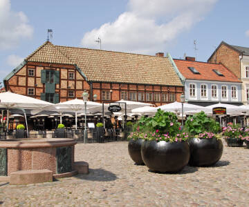 Promenera till Lilla Torg och upplev dess caféer och historiska byggnader.