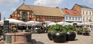 Spazieren Sie zum Lilla Torg und entdecken Sie Cafés und historische Gebäude.