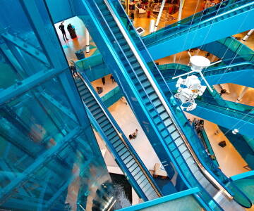 Oplev et bredt udvalg af butikker i det moderne Emporia Shoppingcenter.