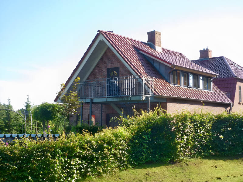 Bo i et fredeligt boligområde i et moderne lejlighedskompleks tæt på Nordsøkysten.