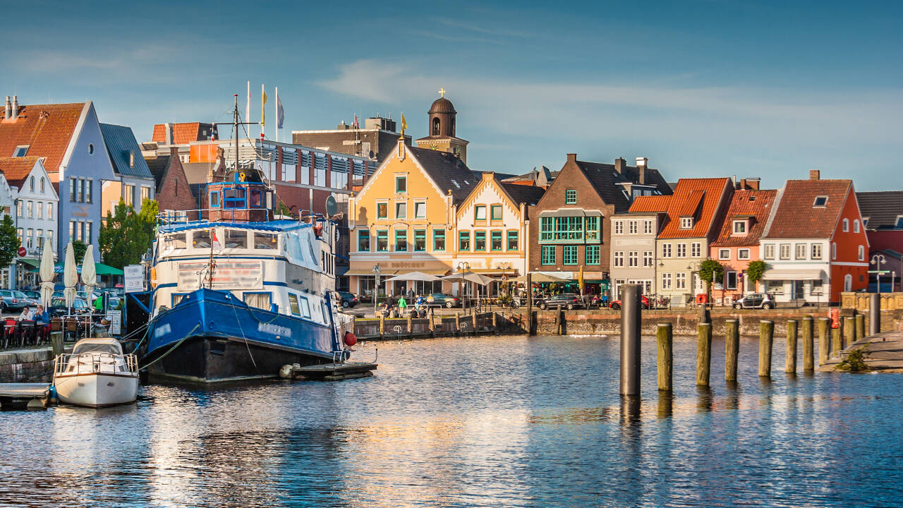 Der farbenfrohe Hafen von Husum, die Cafés und die maritime Atmosphäre sind nur einen Katzensprung von Ihrer Ferienwohnung entfernt.