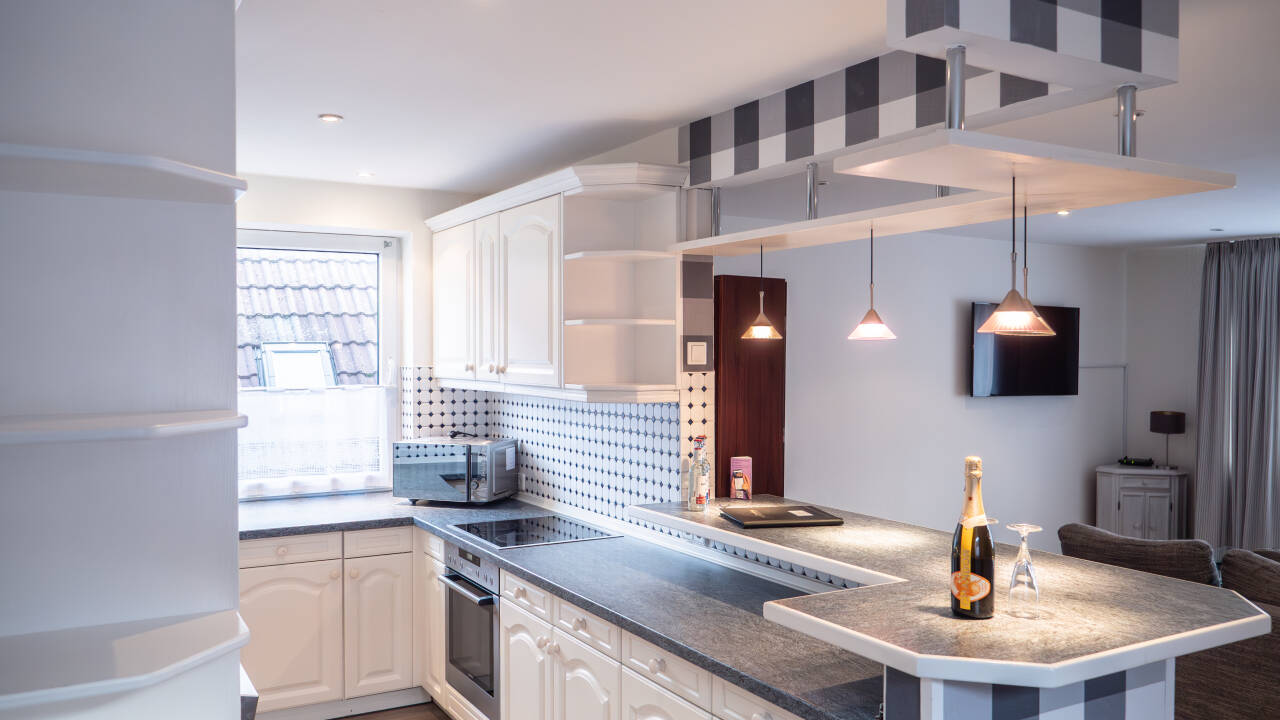 Eine voll ausgestattete Küche und ein Essbereich bieten Ihnen die Freiheit, Ihre Mahlzeiten ganz nach Ihrem eigenen Zeitplan zu genießen.