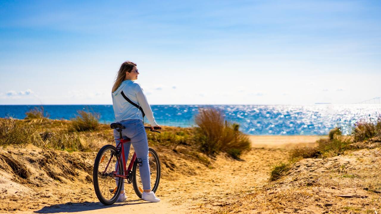 De flade kystruter gør cykling ved havet til en nem og fornøjelig aktivitet for alle aldre.