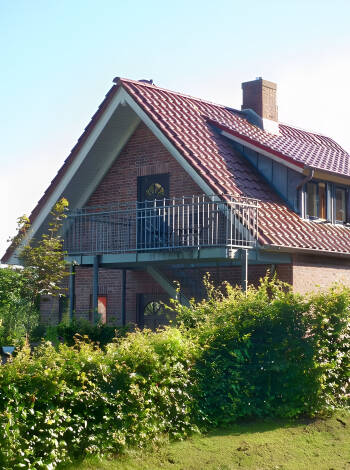 Bo i en lugn bostadsmiljö i ett modernt lägenhetshus nära Nordsjökusten.