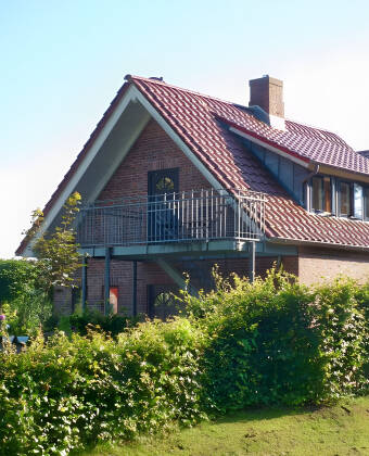 Bo i en lugn bostadsmiljö i ett modernt lägenhetshus nära Nordsjökusten.
