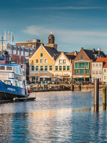 Husums färgglada hamn, kaféer och maritima atmosfär ligger bara en kort resa från din lägenhet.