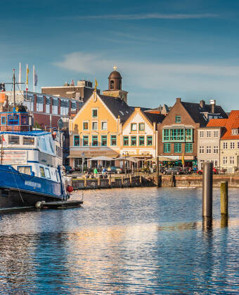 Der farbenfrohe Hafen von Husum, die Cafés und die maritime Atmosphäre sind nur einen Katzensprung von Ihrer Ferienwohnung entfernt.