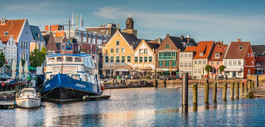 Der farbenfrohe Hafen von Husum, die Cafés und die maritime Atmosphäre sind nur einen Katzensprung von Ihrer Ferienwohnung entfernt.