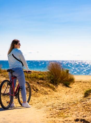 De flacka kustvägarna gör cykling vid havet till en enkel och trevlig aktivitet för alla åldrar.
