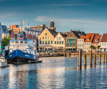 Der farbenfrohe Hafen von Husum, die Cafés und die maritime Atmosphäre sind nur einen Katzensprung von Ihrer Ferienwohnung entfernt.