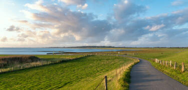 Entdecken Sie die weiten Wattflächen, den offenen Horizont und die sich ständig verändernde Küstenlandschaft der Nordsee im Wattenmeer.