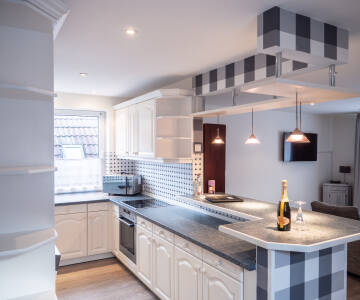 Et fullt utstyrt kjøkken og spiseplass gir deg frihet til å nyte måltider når det passer deg.