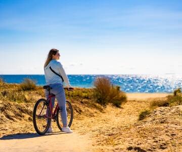 Flache Küstenstrecken machen das Radfahren am Meer zu einer einfachen und angenehmen Aktivität für alle Altersgruppen.