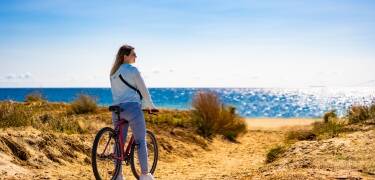 Flache Küstenstrecken machen das Radfahren am Meer zu einer einfachen und angenehmen Aktivität für alle Altersgruppen.