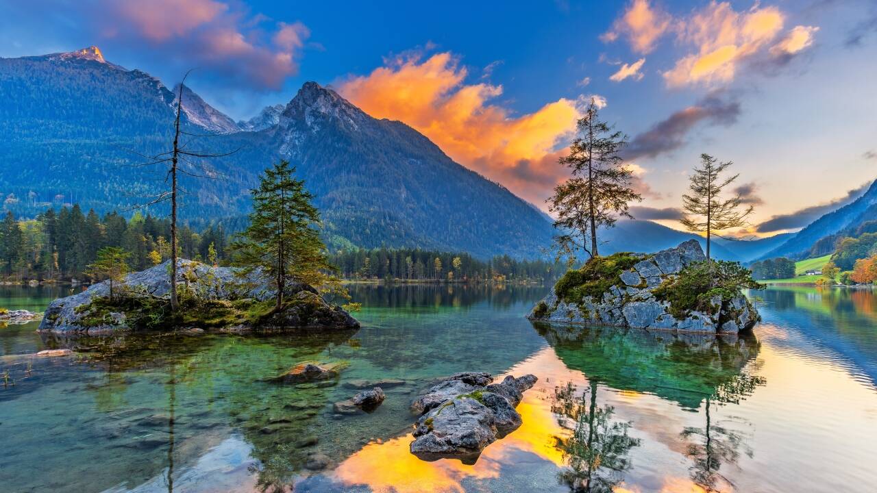 Nærliggende Berchtesgaden nasjonalpark byr på urørte landskap, ren fjelluft og imponerende natur.