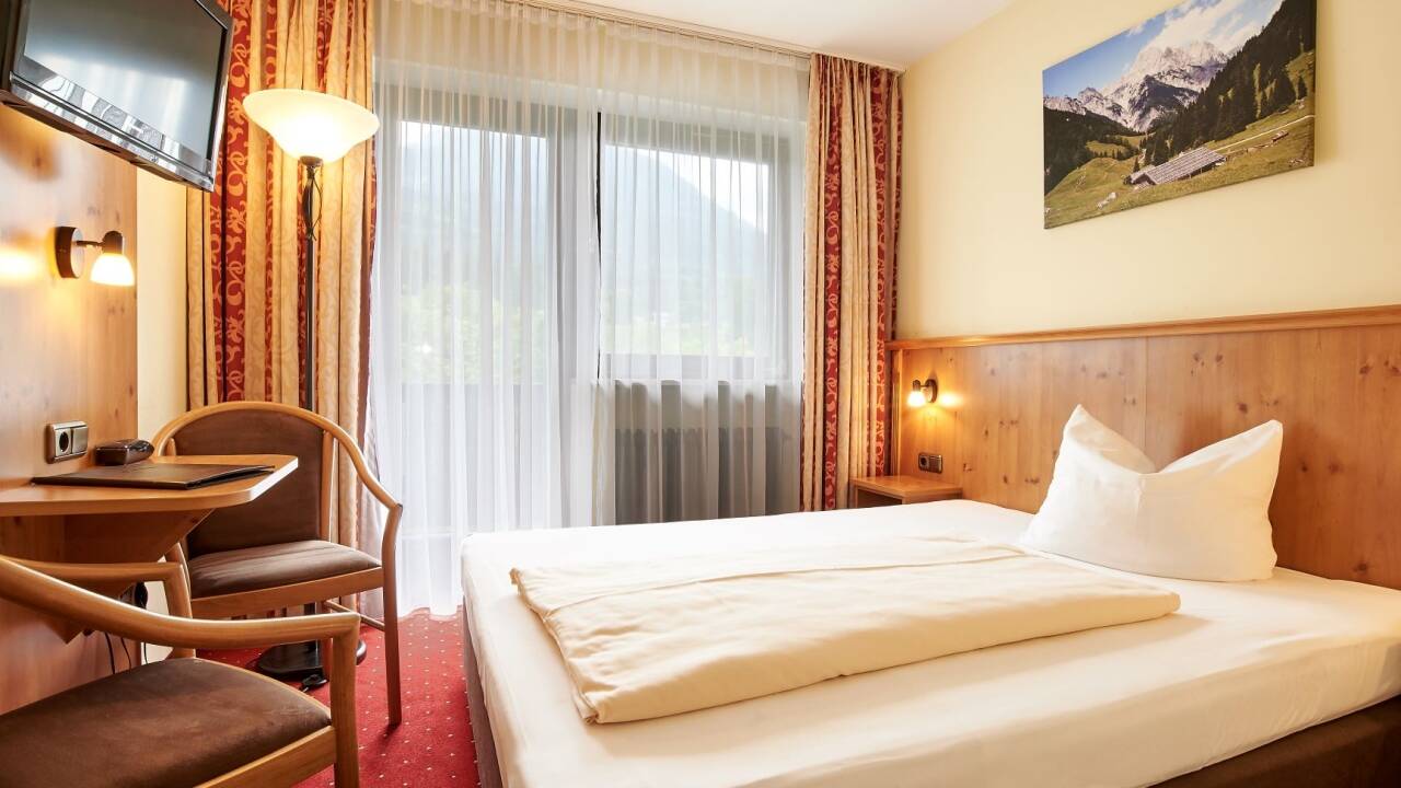 Komfortable og lyse rom gir et hyggelig sted å slappe av etter aktive dager.