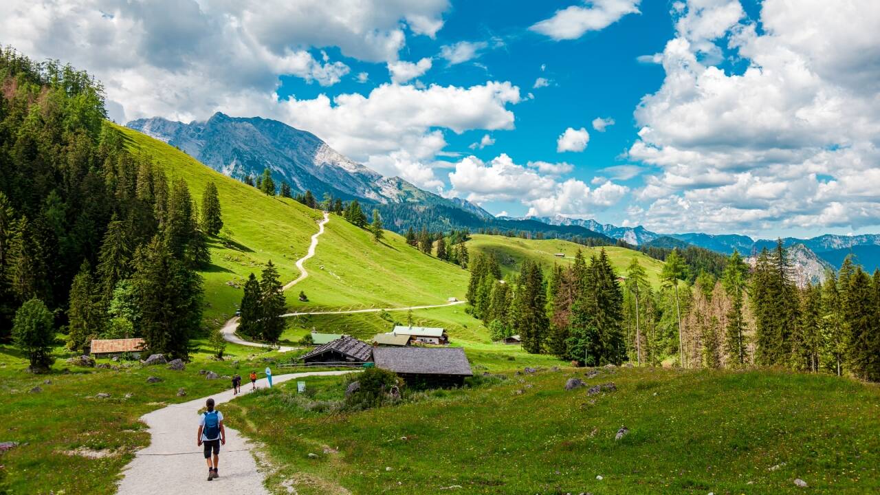 Varierte tur- og sykkelruter går gjennom daler, skoger og høyalpint terreng.