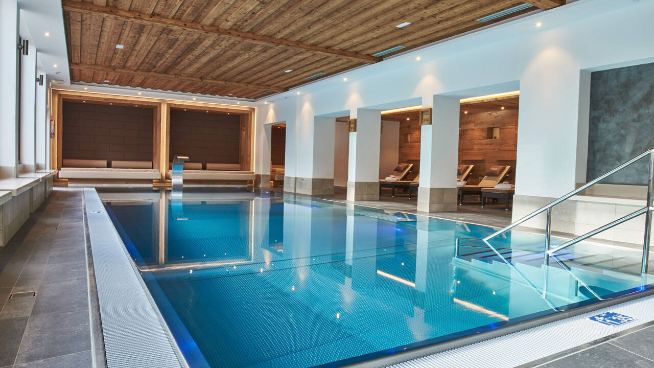 Slapp av i hotellets velværeavdeling med badstue og innendørsbasseng.
