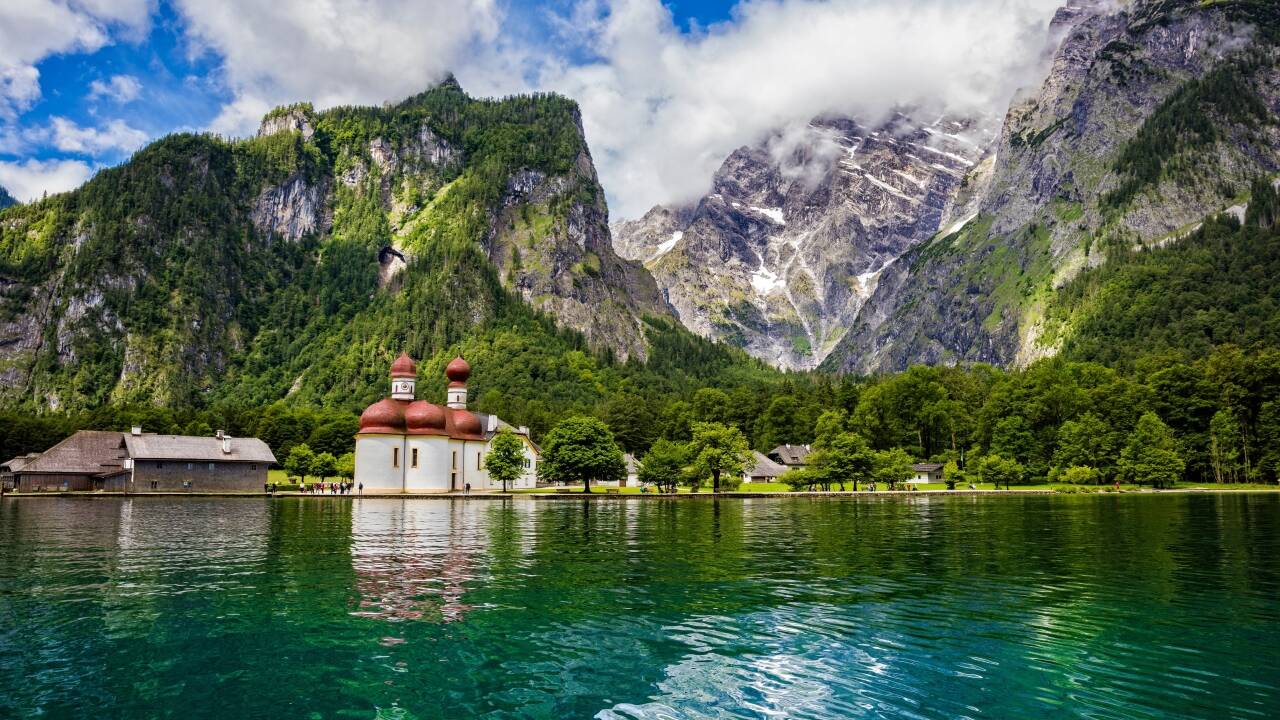 Der smaragdgrüne Königssee ist eines der eindrucksvollsten Ausflugsziele der Region.