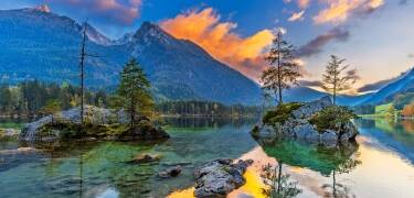 Den nærliggende Berchtesgaden Nationalpark byder på beskyttede landskaber, frisk bjergluft og imponerende udsigter.
