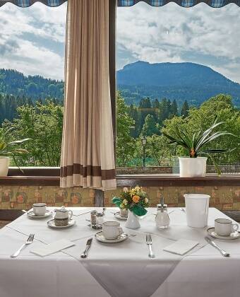 Ein reichhaltiges Frühstück und ein tägliches 3-Gänge-Abendessen bringen Ihnen regionale Spezialitäten und bayerische Traditionen näher.