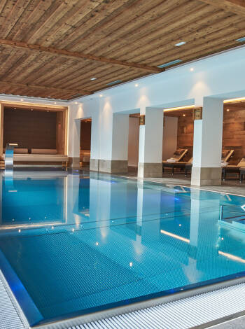 Koppla av i hotellets wellnessavdelning med bastu och inomhuspool.