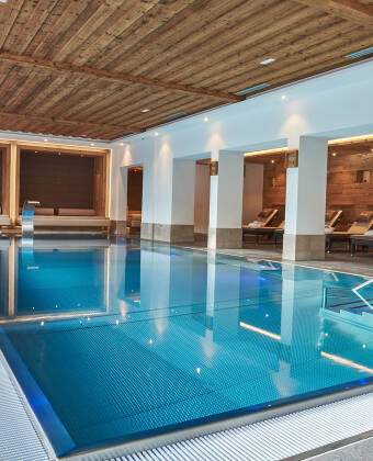 Koppla av i hotellets wellnessavdelning med bastu och inomhuspool.