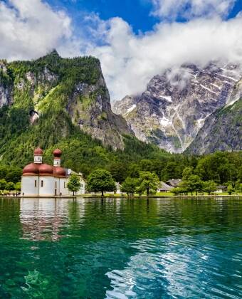 Der smaragdgrüne Königssee ist eines der eindrucksvollsten Ausflugsziele der Region.